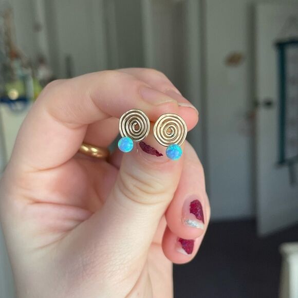 Beautiful gold earrings with an opal stone - Picture 1 of 4